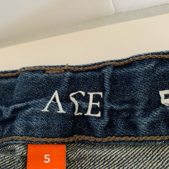 The Children’s Place Size 5 blue jeans. Adjustable waist. - Picture 2 of 7